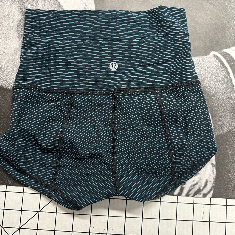 Lululemon full on Luxtreme 2” sz 2 Wunder shorts A9 - Picture 3 of 4